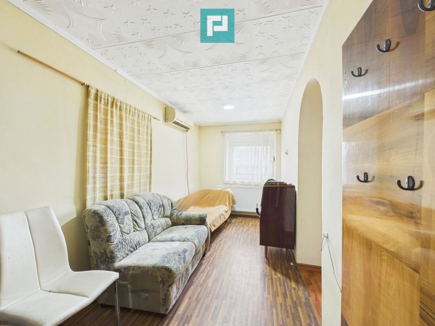 Casă cu 755 mp teren, zonă centrală Curtici - Poză 1