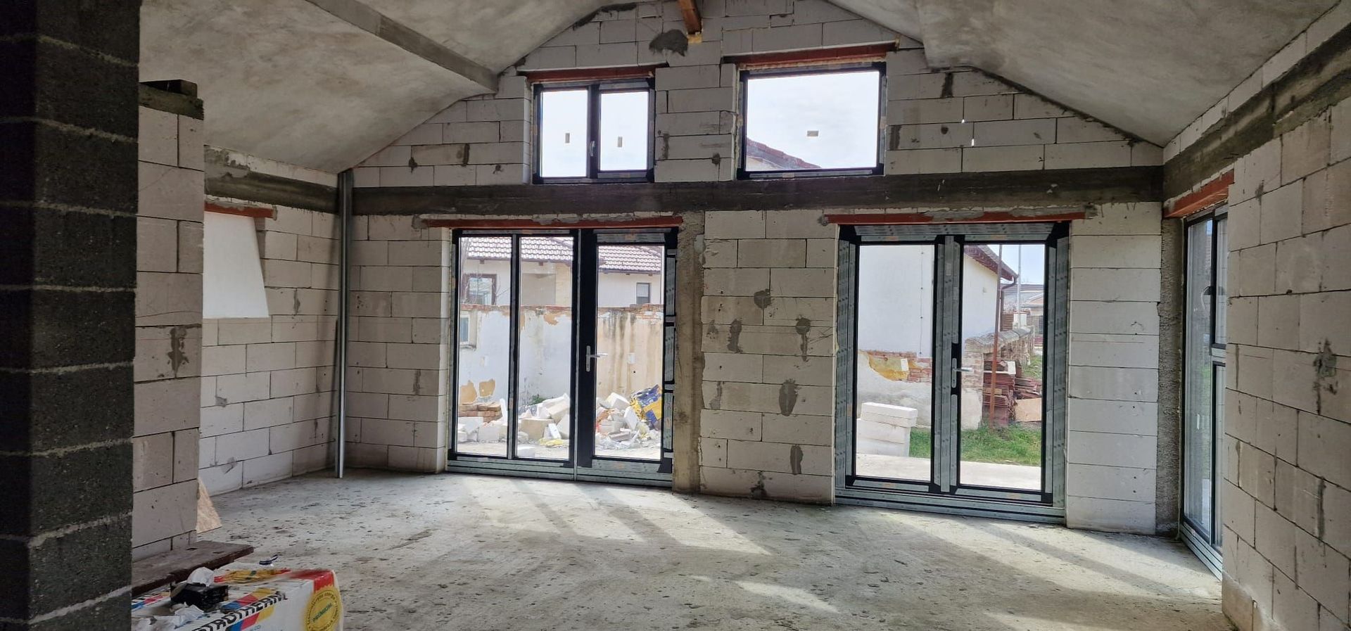 CASA  LA ROSU DE VANZARE IN OARDA, LA 170000 - Poză 2