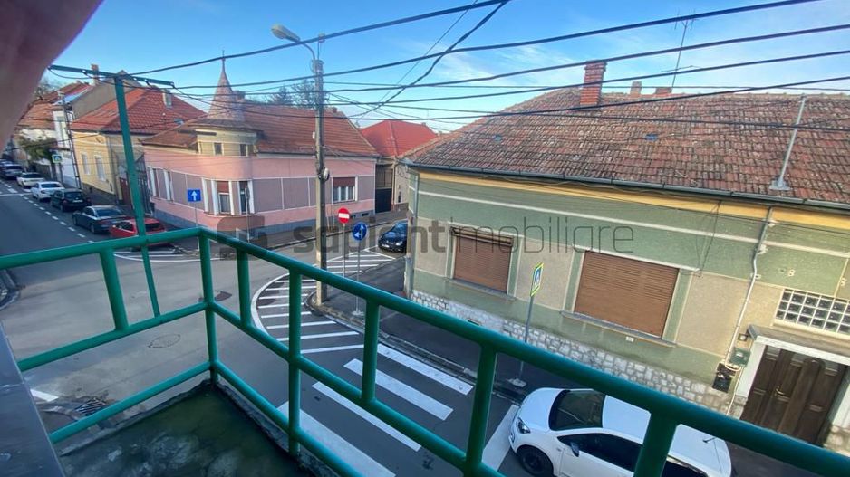 Apartament la casa situat in zona centrala - Poză 2