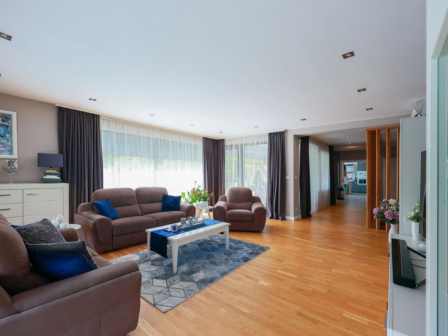 Vilă cu piscină, design mediteraneean. 410.000 E (neg, comision 0) - Poză 9