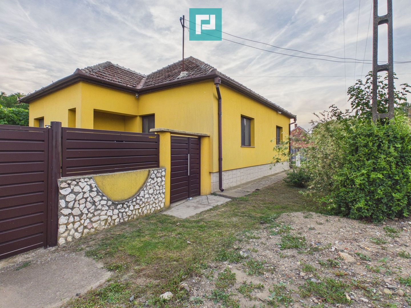 Casă cu 4 camere și teren de 5538 mp în Macea - Poză 1