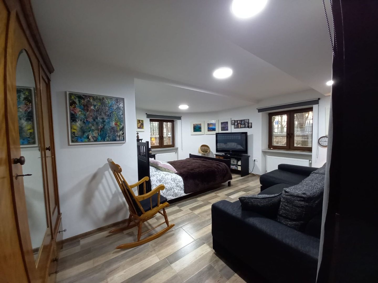 Apartament central la demisol înalt - Poză 2