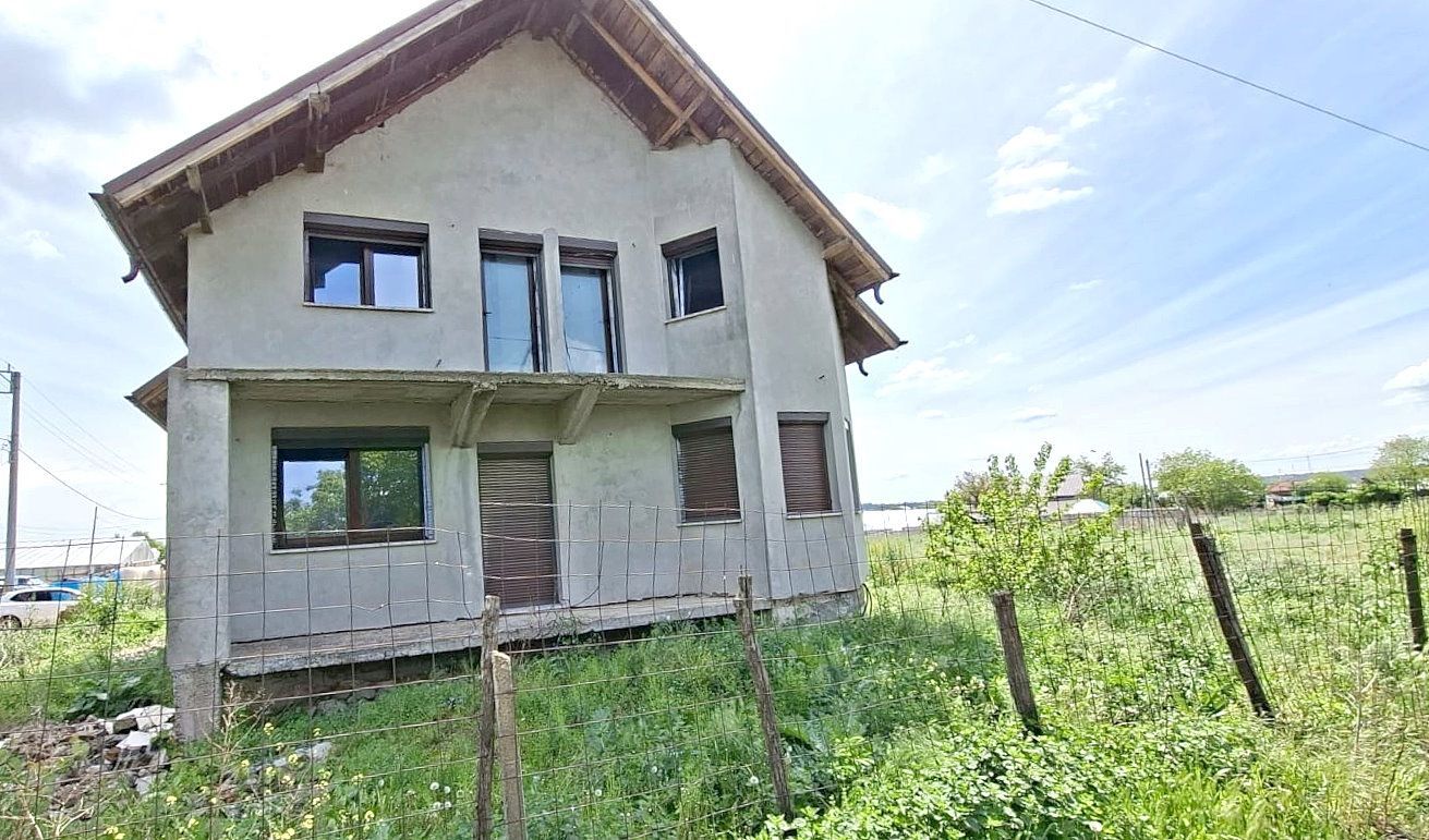 Casă tip vilă cu teren 2426 mp în Matca – oportunitate la 115.000 € - Poză 2