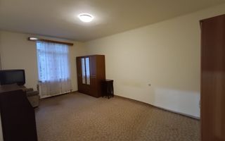 Garsonieră spațioasă de vânzare în zona istorică a Brașovului - Poză 2