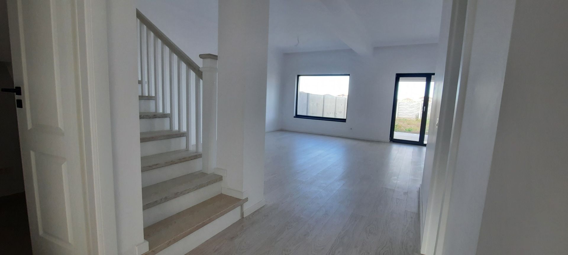 Duplex frumos cu arhitectura mediteraneana - Poză 3