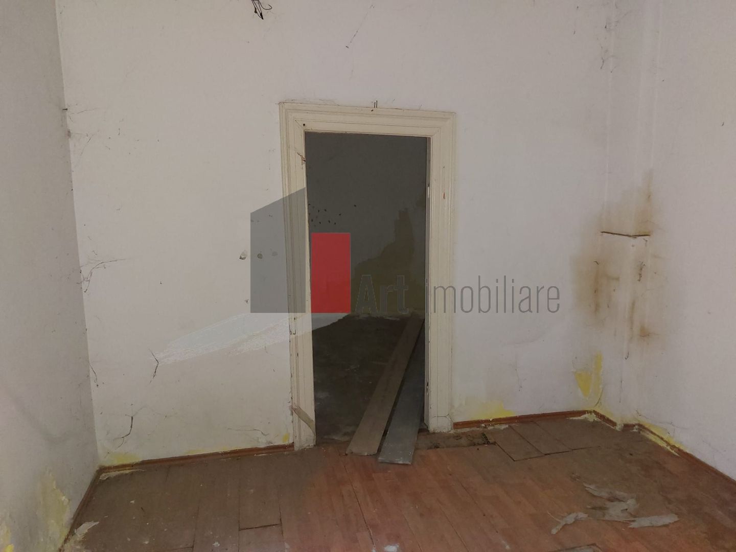 Casa "SARRERA" singur curte, multiple posibilitati, birou/comercial/rezidential - Poză 1