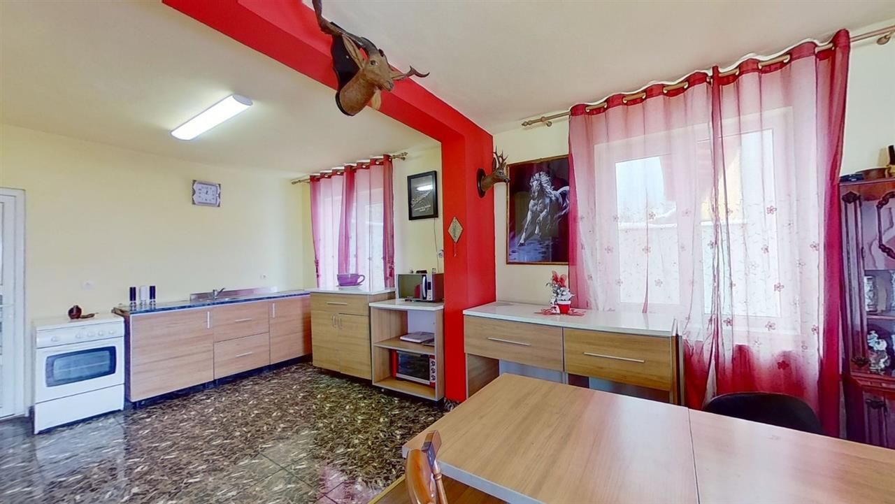 Camin primitor pe compozitie particulara, curte individuala - Poză 11