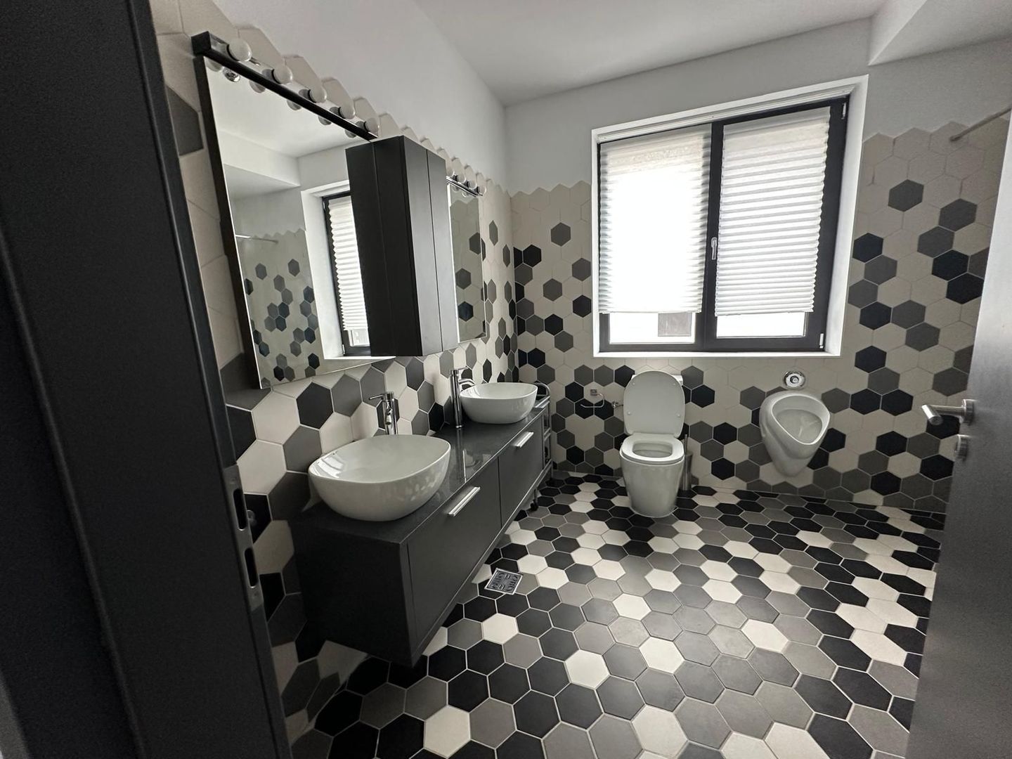 Vila Individuală Elegantă cu 6 camere, Curte Proprie–Padurea Baneasa - Poză 10