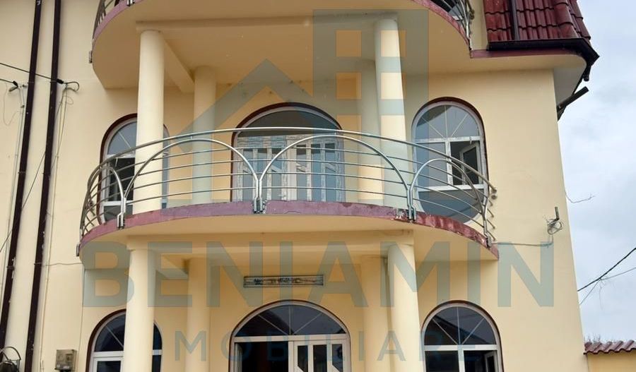 Vila P+2 Alexandru Cel Bun cu doua etaje si curte proprie - Poză 1