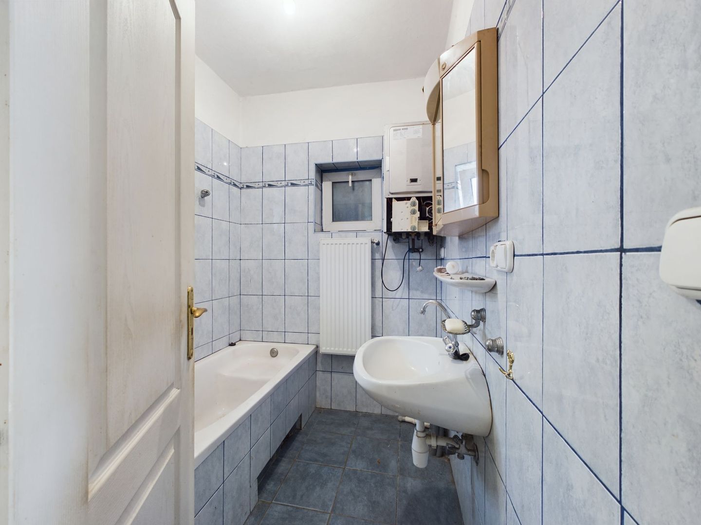 Casă cu teren generos la graniță cu România - Poză 4