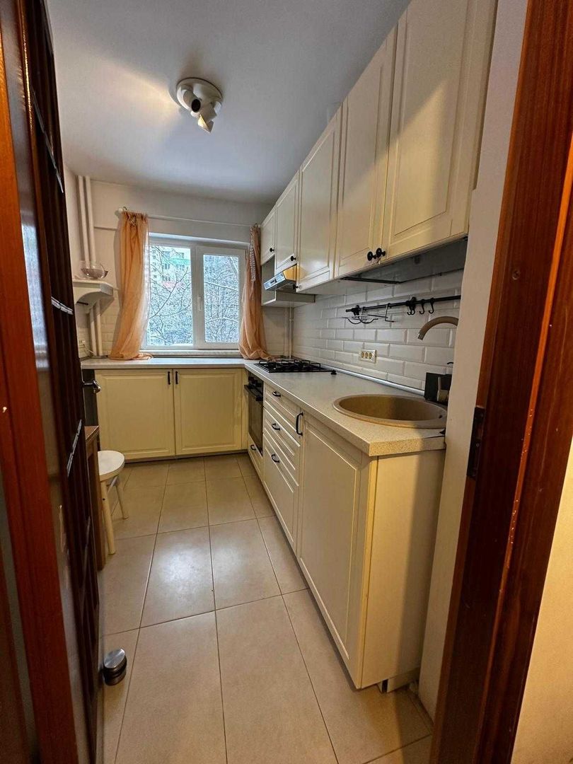 De închiriat apartament 3 camere Tineretului - Poză 1