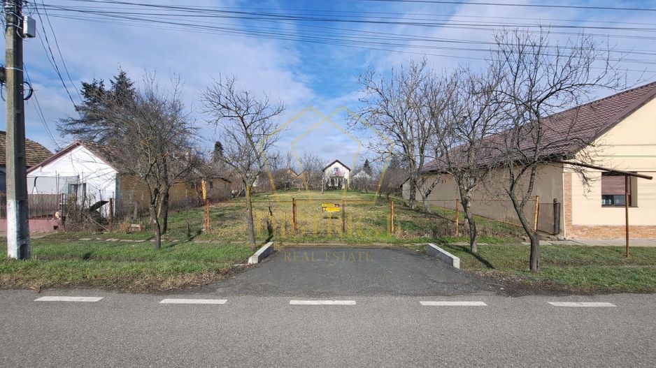 Teren imprejmuit pretabil pentru casa in vatra satului | Giarmata - Poză 2