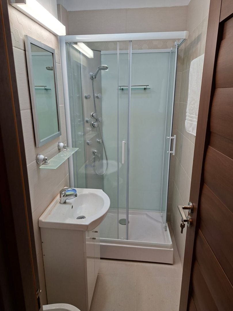 Garsoniera vis a vis de Athenee Palace nou renovata si mobilata - Poză 4