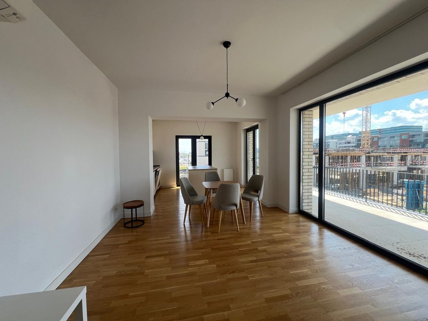 Vanzare apartament 3 camere | mobilat si utilat | 2 locuri parcare - Poză 2