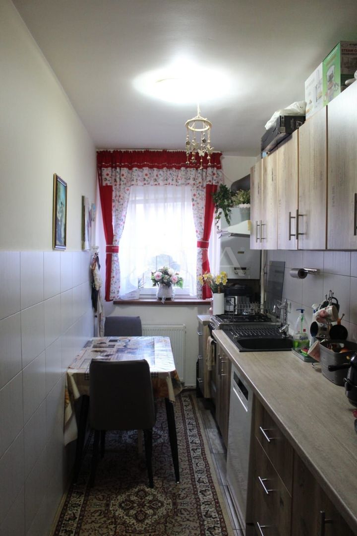 Spațiu și confort – apartament cu 3 camere decomandat în zona Florilor - Poză 1