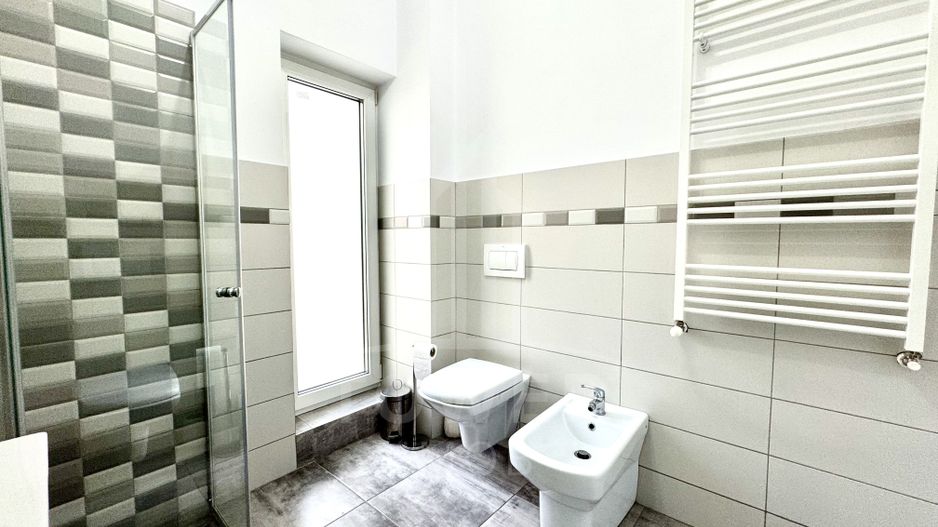 De inchiriat Apartament modern 3 camere cu curte privată şi parcare - Poză 13