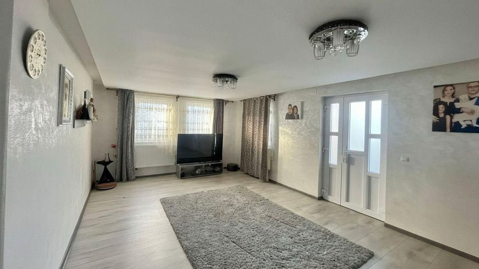 🏡 Casă modernă cu 15 ari teren | Zonă liniștită | Vicov de Sus - Poză 3