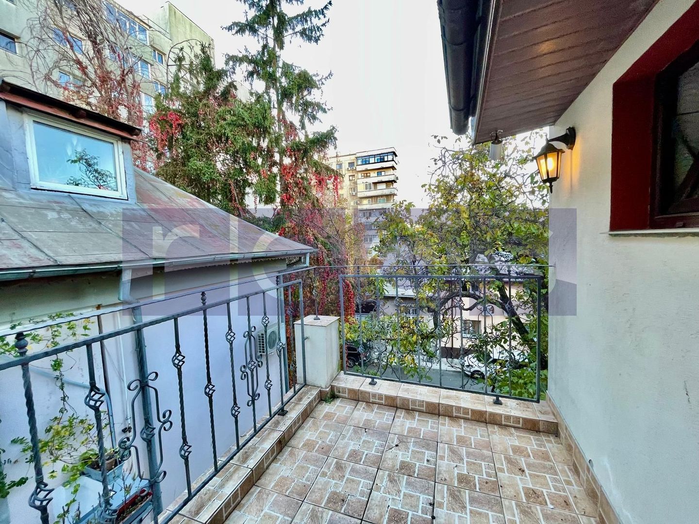 VANZARE VILA ELEGANTA BANU MANTA PIATA VICTORIEI 170MP 5 CAMERE 3 BAI - Poză 2