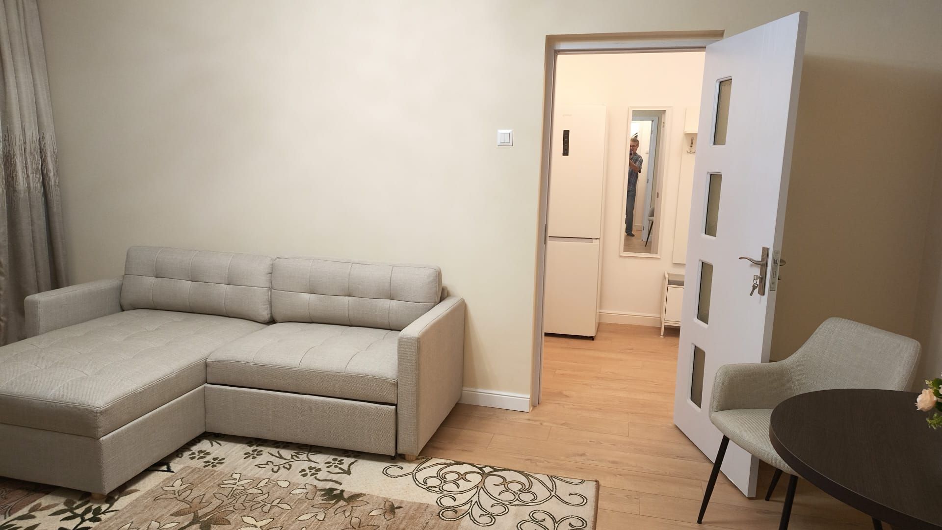 AP. 2 CAMERE- PIATA SUDULUI, BUCATARIE INCHISA, MOBILAT MODERN - Poză 2