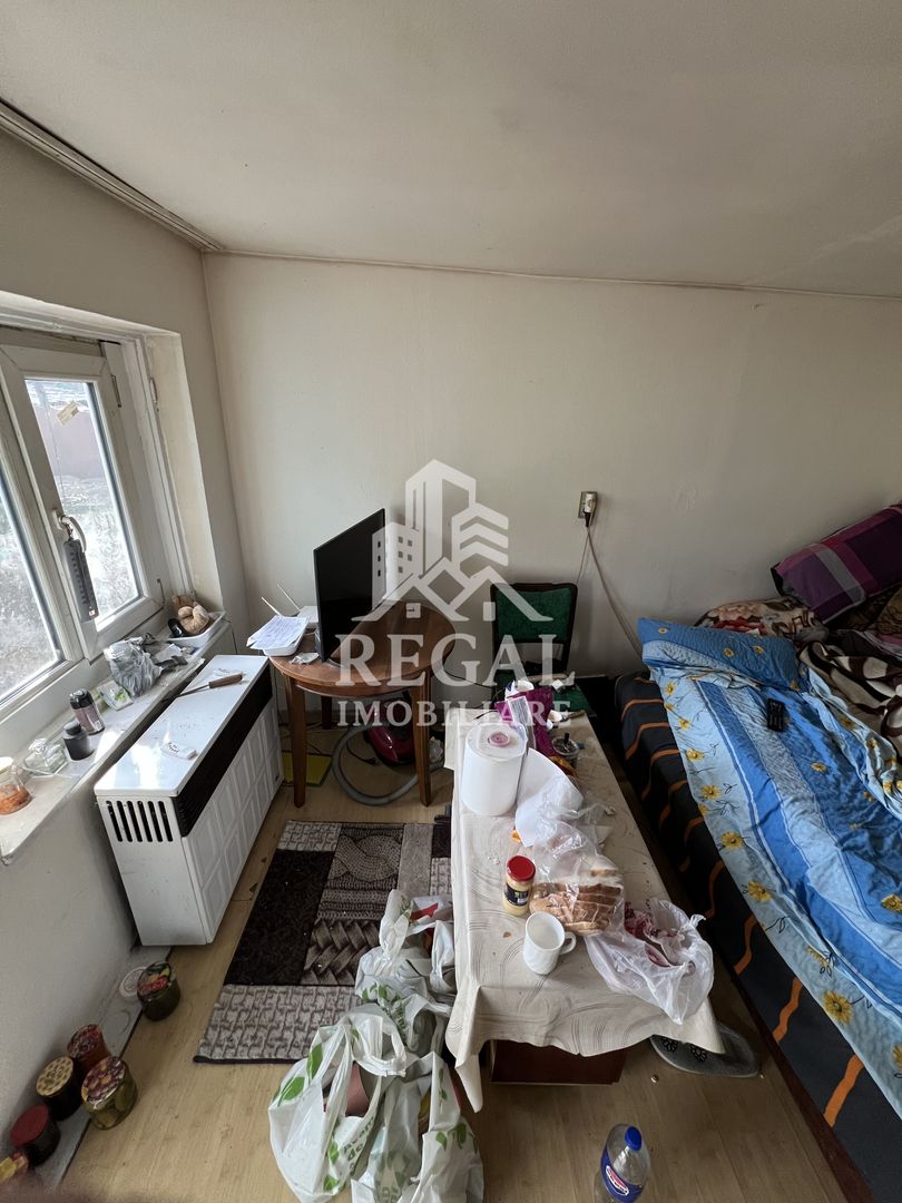 Casă de vânzare în Călanul Mic –  2 clădiri, curte, grădină, garaj - Poză 6