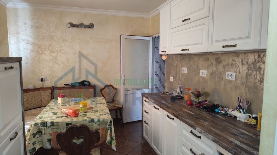 Vilă în Valea Adâncă, 5 camere, la 800 m de Aleea Tudor Neculai – Dormitor la parter - Poză 3