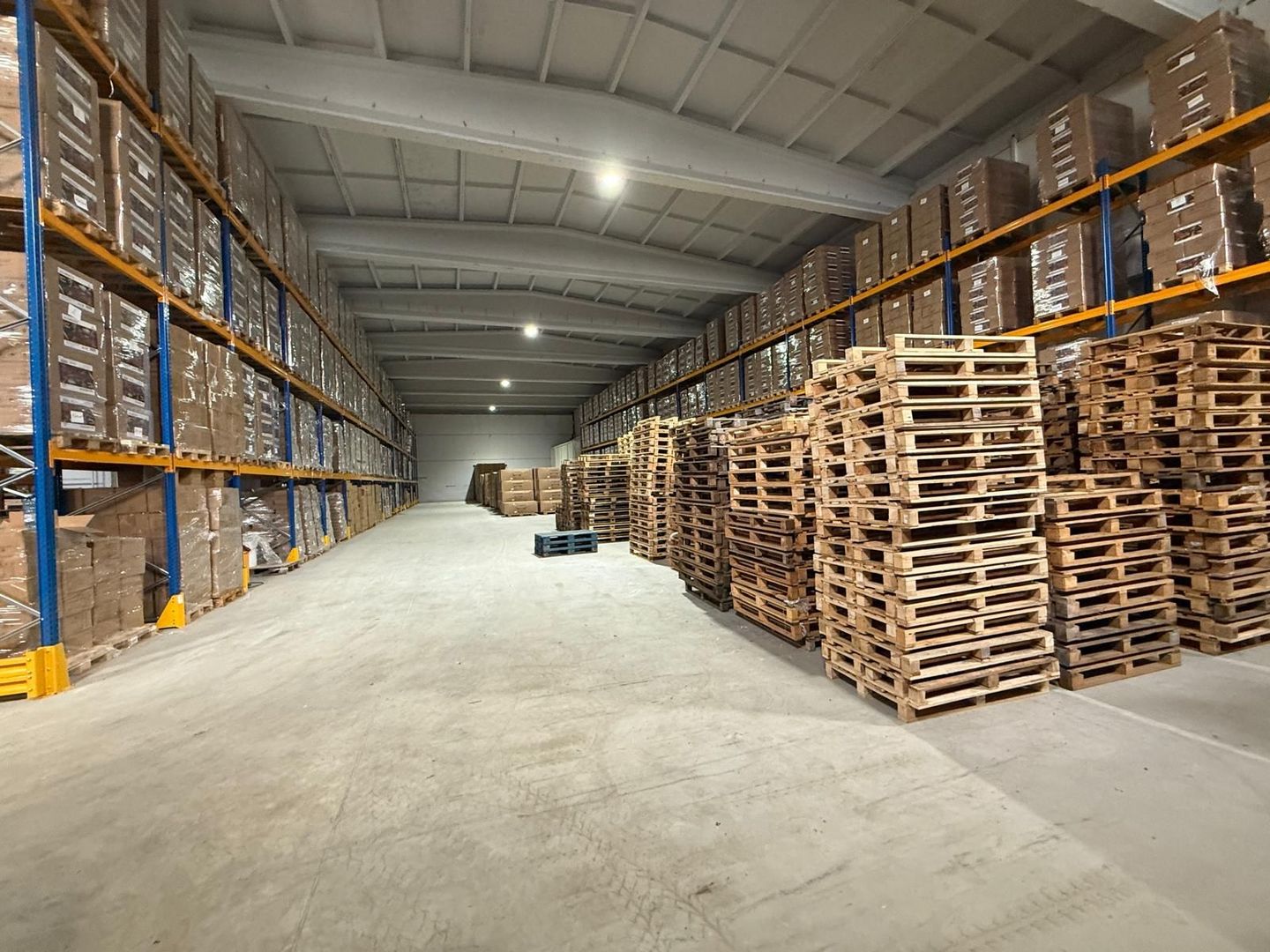 Hală/depozit 1.950 mp de vânzare, Sector 3, chiriaș, randament 8% - Poză 1
