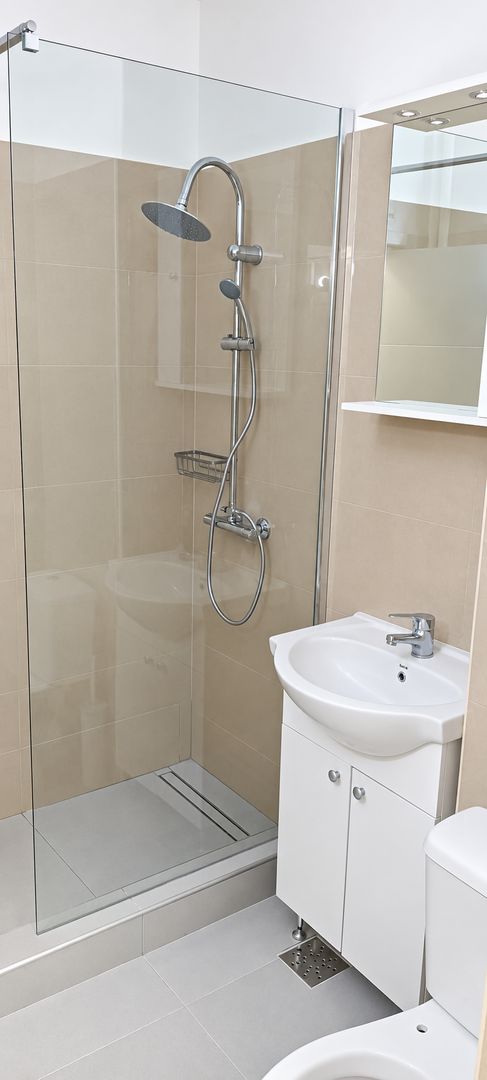 Apartament renovat complet, luminos, cu balcon închis și A/C,Pajura - Poză 4