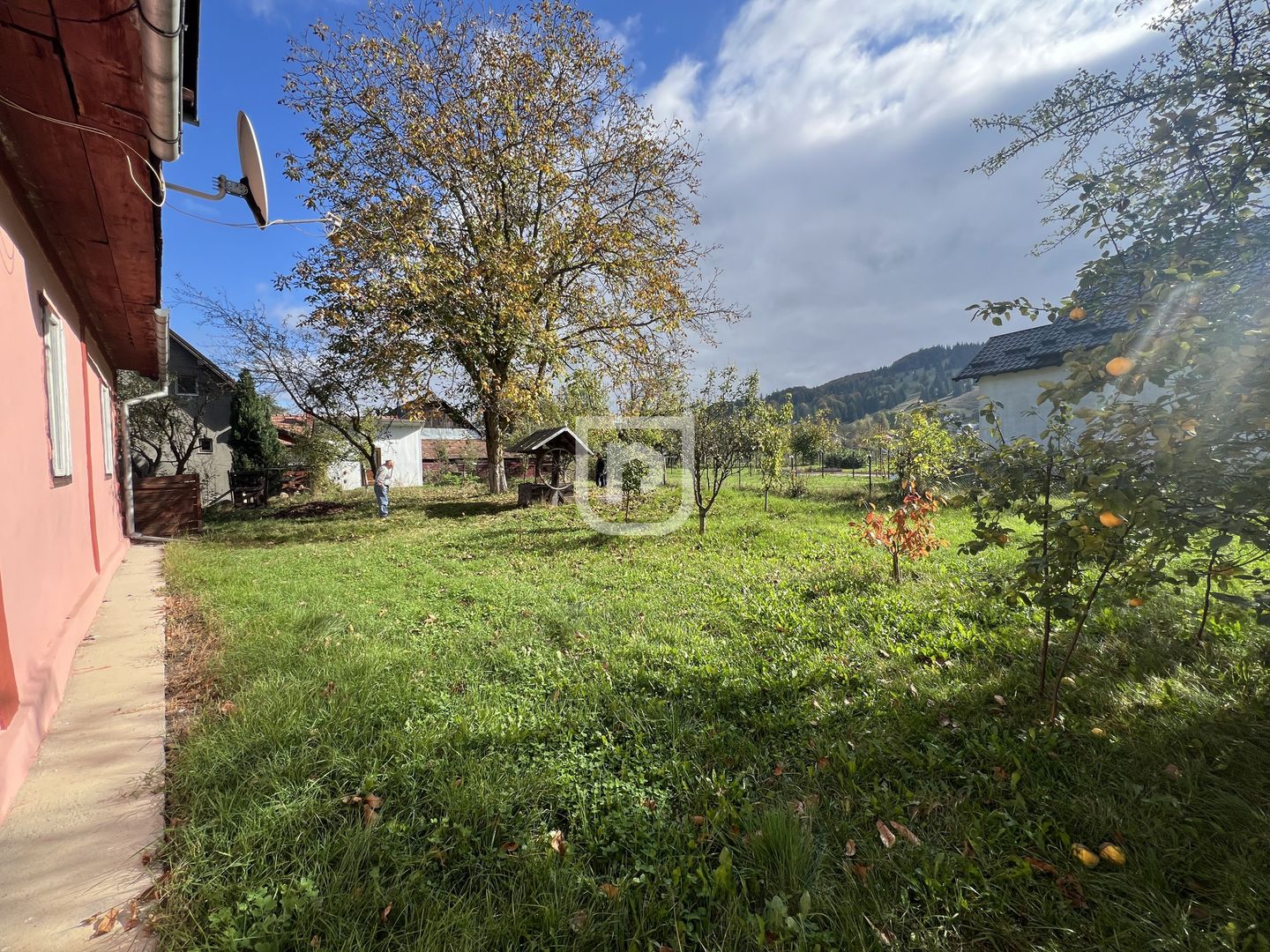 Casa traditional bucovineana la poalele muntilor Bucovinei - Poză 9