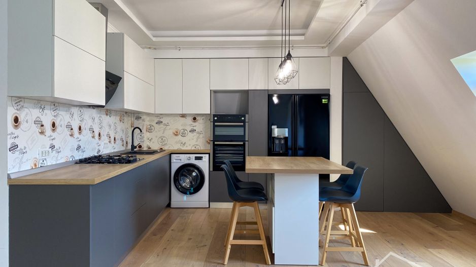 Apartament de lux cu 4 camere la mansardă - Poză 1