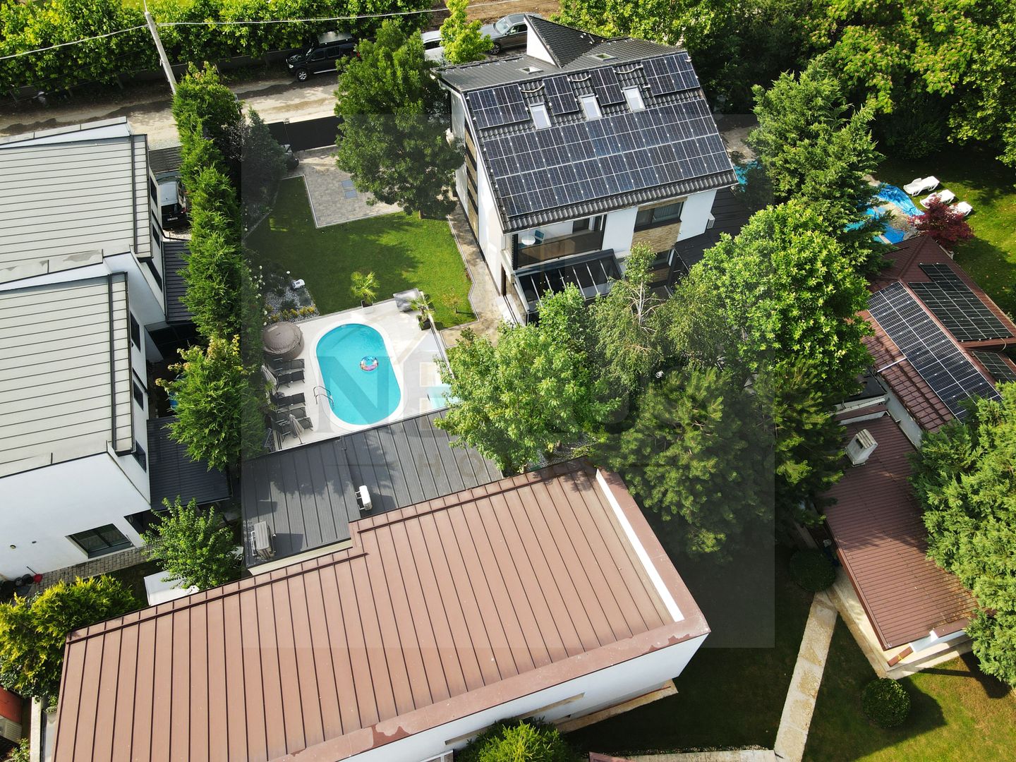 Vila exclusivista cu piscina si curte amenajata- gata de mutare - Poză 8