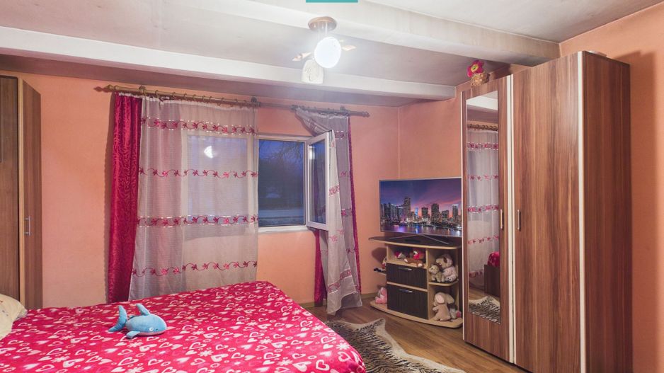 Casă cu 4 camere și 700 mp teren în Cermei - Poză 3