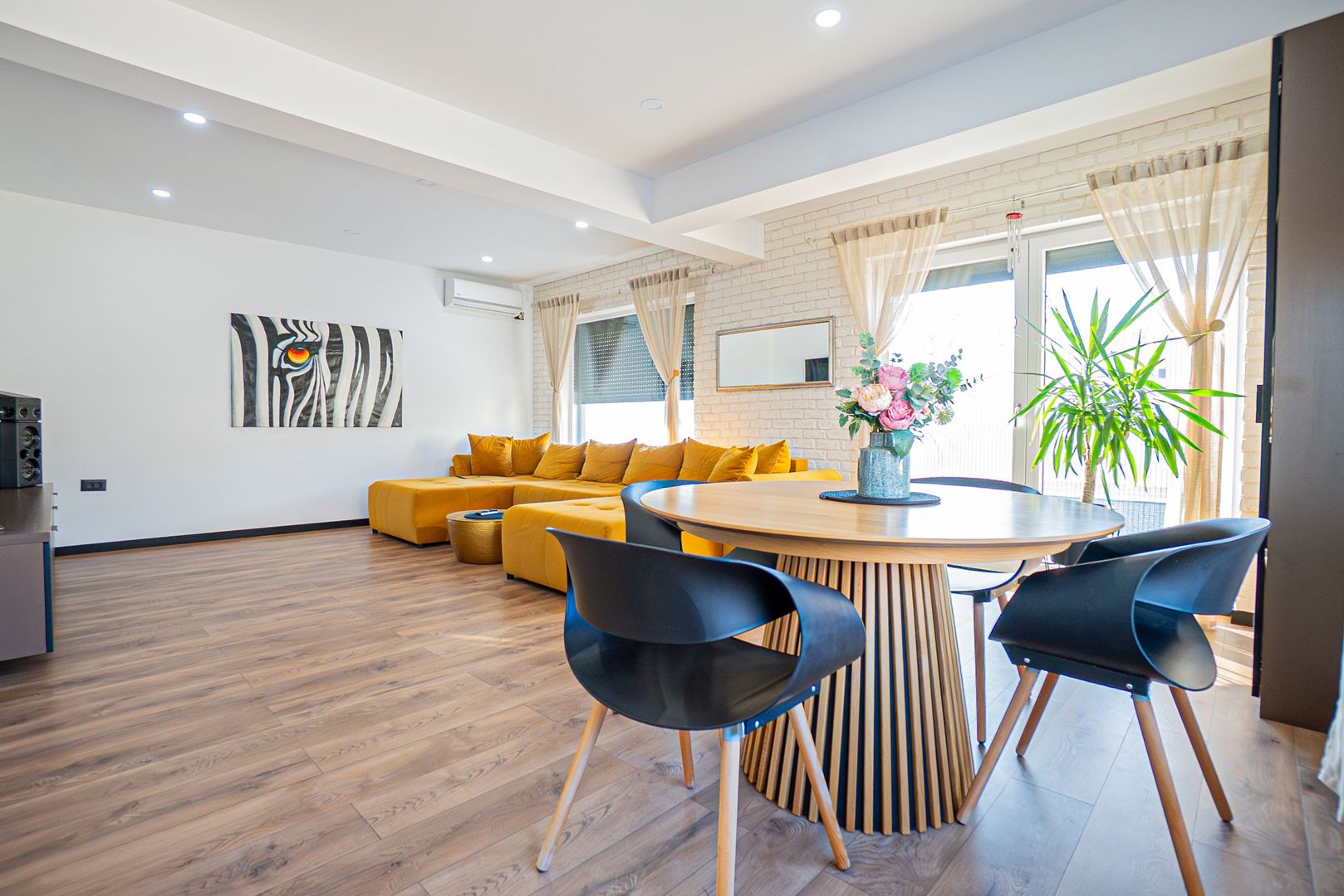 Lumina – Casa P+1E de vânzare, mobilată/echipata, cu piscină si garaj. - Poză 3