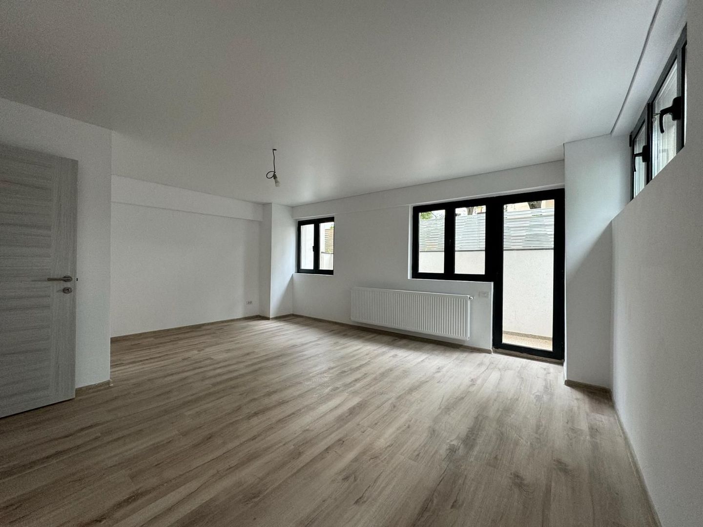 Garsonieră Luminoasa cu Balcon Spațios - Poză 2