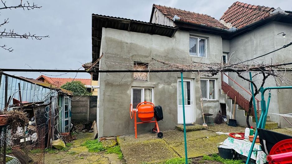 Casa de vanzare cu 2 camere si teren 1068 mp zona Renașterii - Poză 1