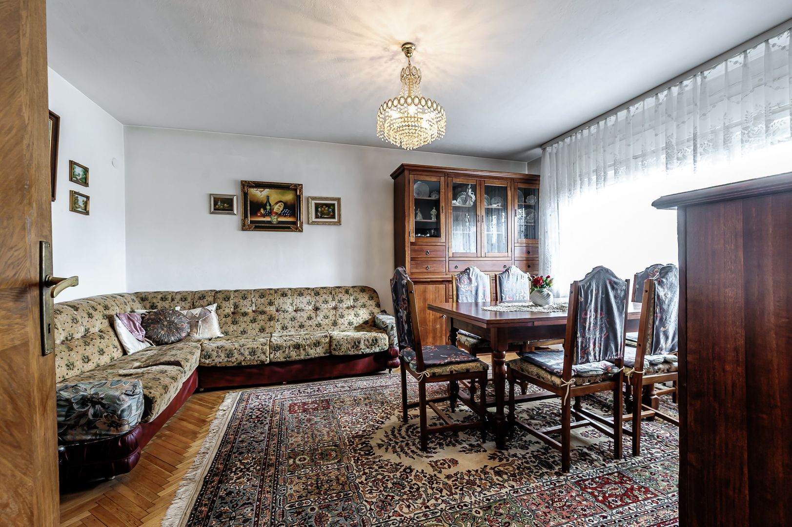 Casă din cărămidă cu 8 camere – zonă liniștită, LIPOVA - Poză 1
