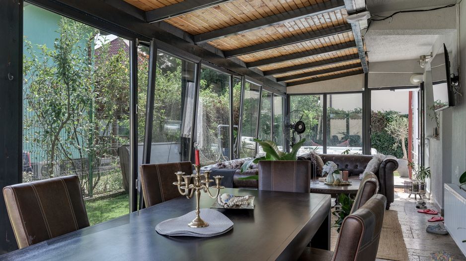Vilă renovată P+1+M  | Foișor vitrat, grădină și jacuzzi - Poză 6