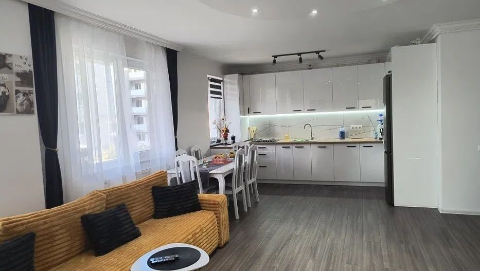 Apartament 3 camere, 2 bai, balcon, Teilor - Poză 1