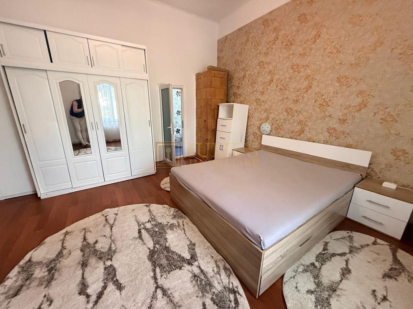 2 camere| Iosefin-vis a vis de Bega |zona superba| loc de parcare| curte comuna| - Poză 2