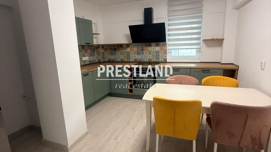 Apartament cu 3 camere, zona centrala. - Poză 1
