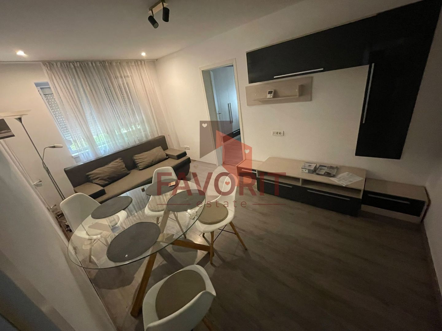 2 camere | zona centrala | mobilat | loc de parcare | centrala proprie - Poză 1