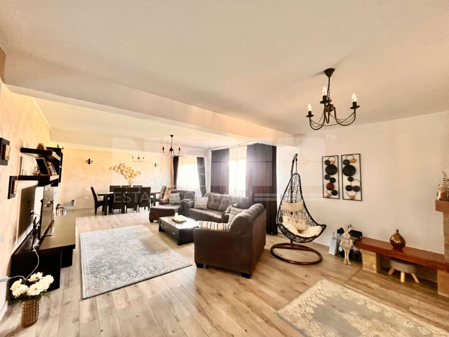 Casa si 4 Hale de Vanzare  cu 24 Ari I Suceava/Burdujeni I 415.000Euro - Poză 1