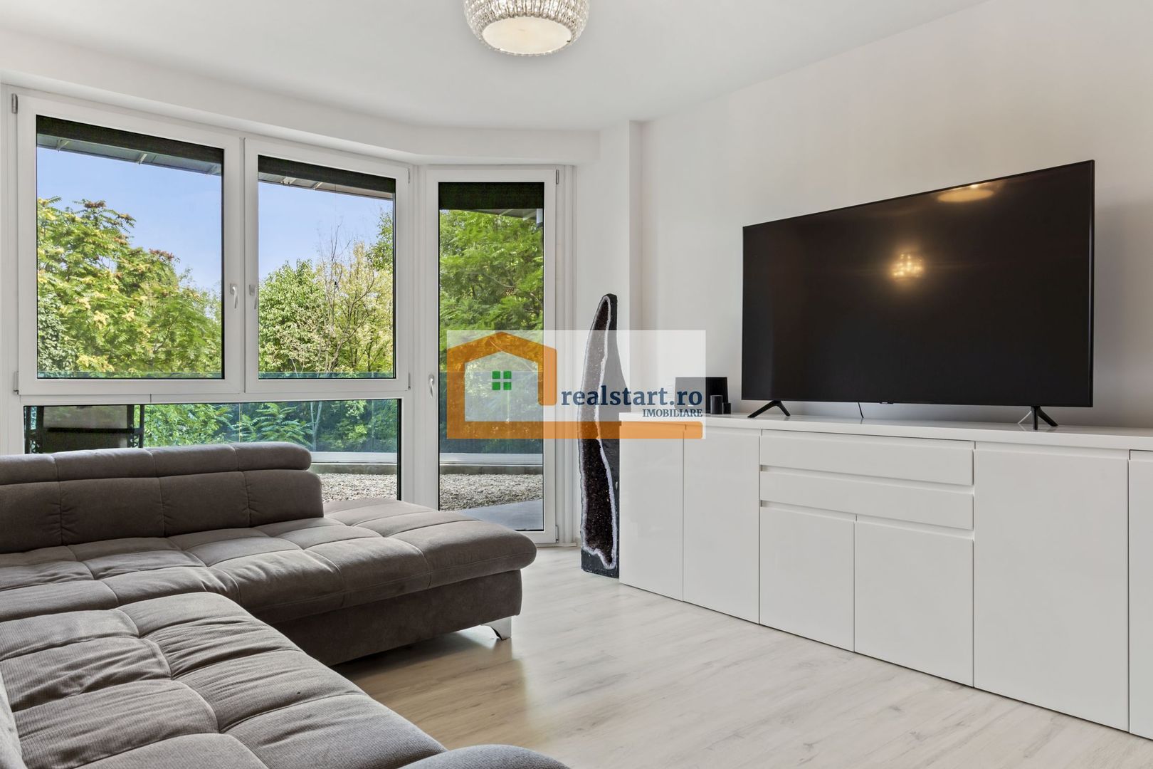 Parter Inalt, Terasa 38mp, vedere catre parc si lac, mobilat si utilat, ROI 6,5% - Poză 1