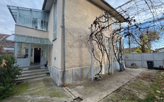 Investiție cu potențial: 2 apartamente + mansardă – Comison 0 - Poză 2