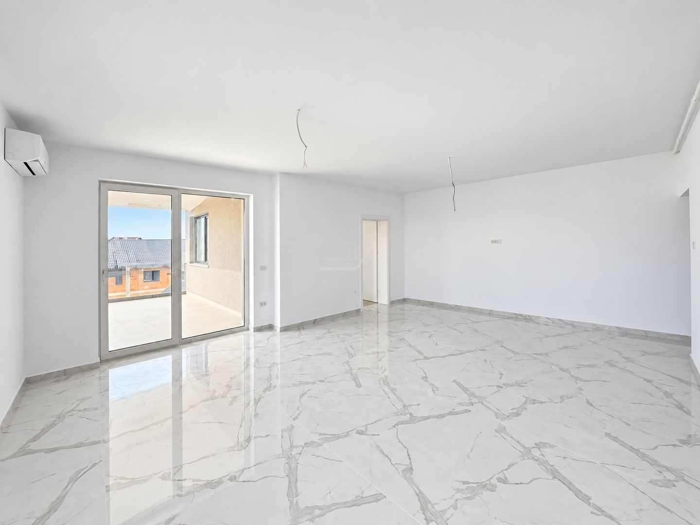 Apartament cu 3 camere si doua bai. Finisaje de calitate. Parcare - Poză 1