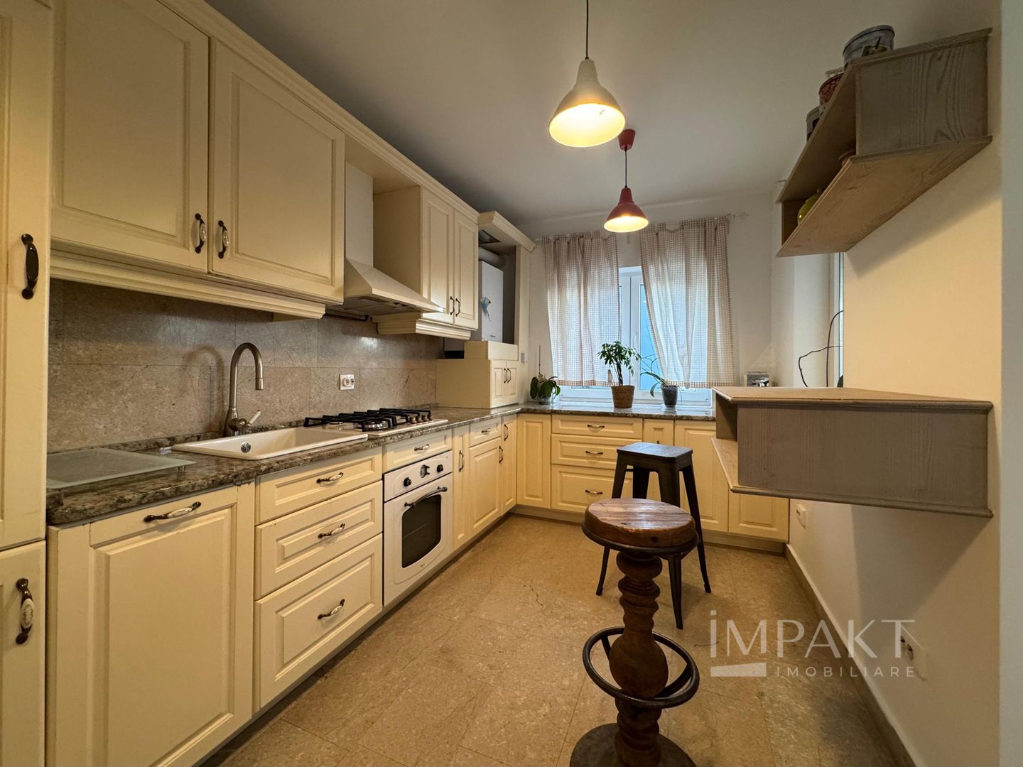 Apartament 94mp  3 camere in Piata Cipariu de inchiriat cu parcare - Poză 4