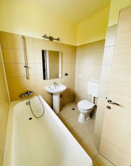 Inchiriem apartament 2 camere cu doua bai nemobilat - Poză 3