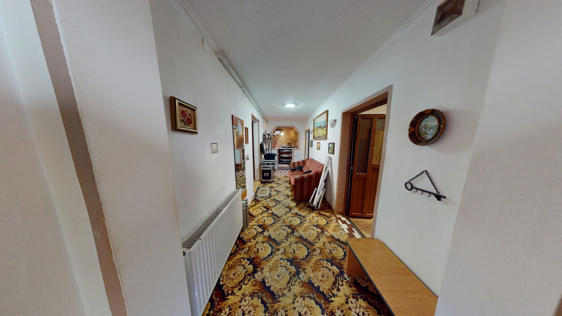 Casă de vânzare în Sânpetru Vechi - singur în curte, garaj, foișor - Poză 1