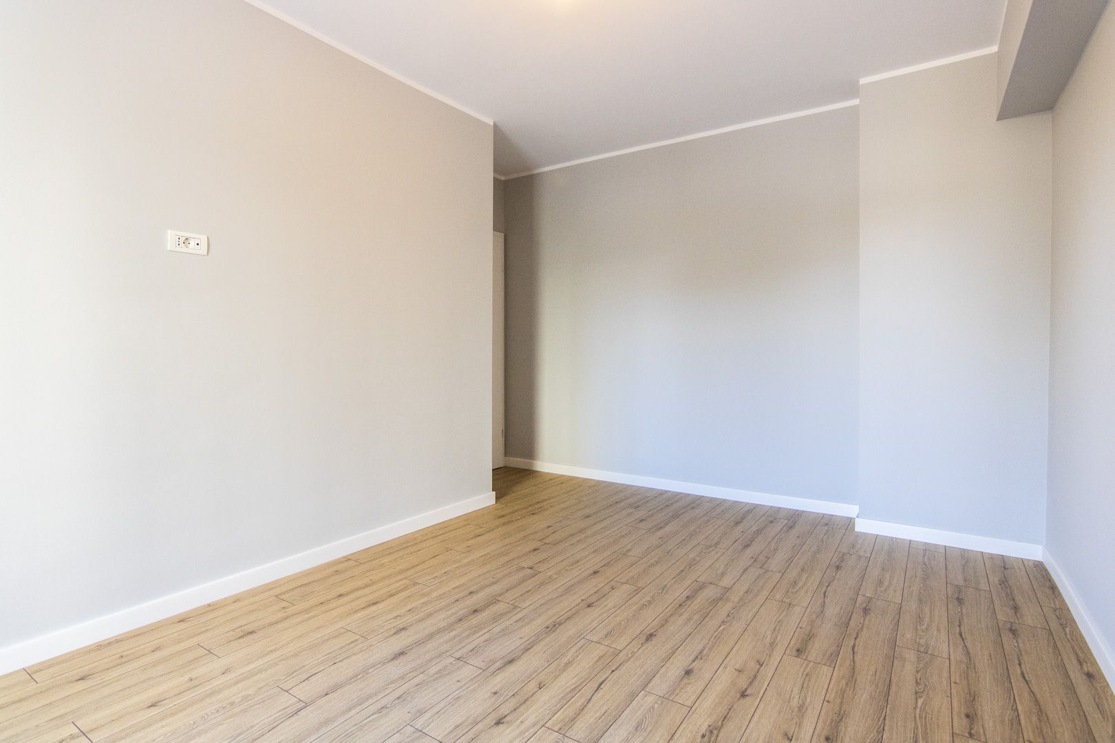 SPATIU COMERCIAL 100MP + 17 TERASA - 2 LOCURI DE PARCARE, BOXA INCLUSA 9MP - Poză 12
