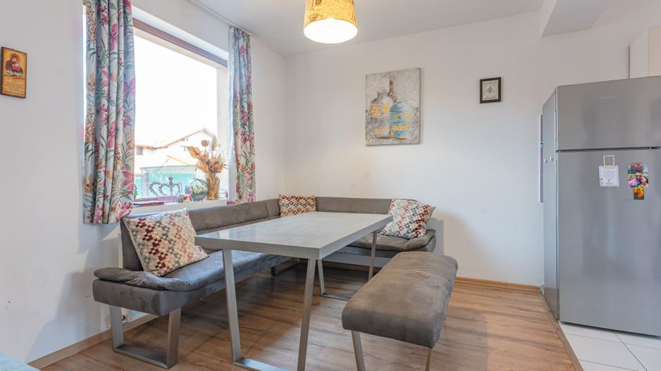 Casa insiruita compusa din 4 camere in Sanpetru - Poză 9