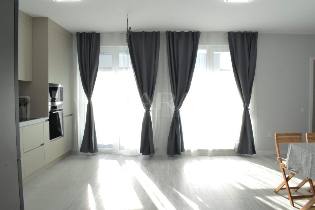 Apartament cu 3 camere, 2 băi, 2 logii și parcare subterană. - Poză 1